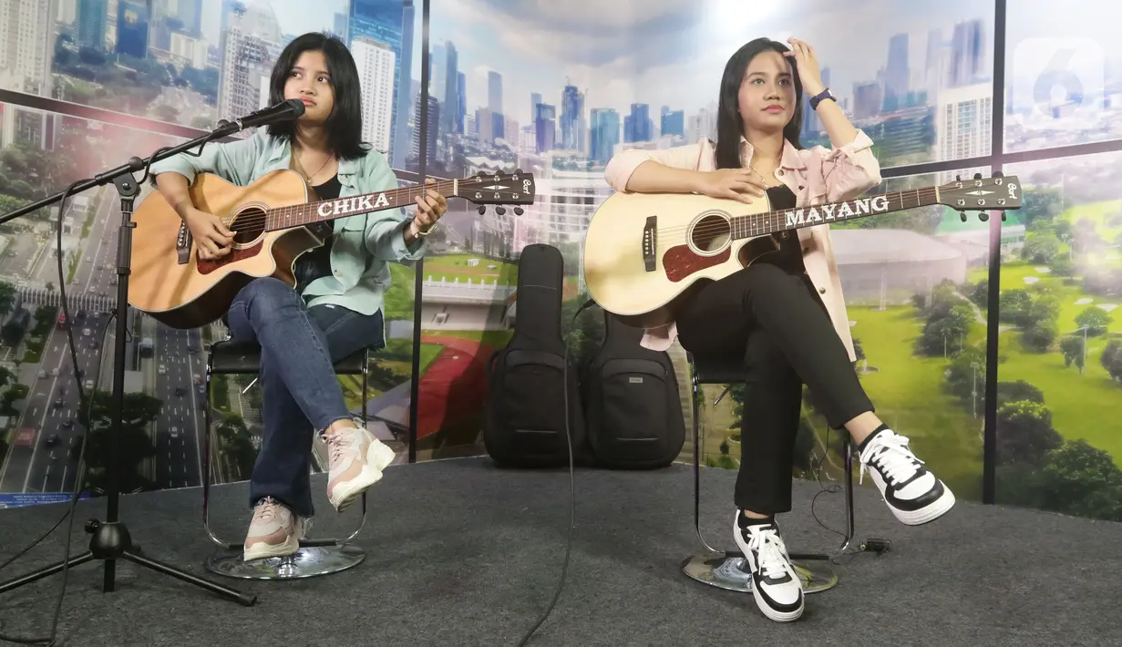 Mayang dan Chika saat perform setelah tampil dalam acara Podcast di studio Liputan6.com, Jakarta, Rabu (19/1/2022). Dalam acara bincang ringan tersebut, adik dari mendiang Vannesa Angel tersebut banyak bercerita seputar kehidupan dan karier. (Liputan6.com/Helmi Fithriansyah)