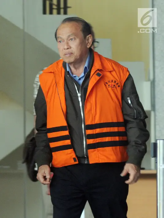 Tersangka kontraktor Susilo Prabowo usai menandatangani berkas P21 di Gedung KPK, Jakarta, Jumat (3/8). Susilo segera disidangkan terkait dugaan suap pada Wali Kota Blitar M Samanhudi Anwar dan Bupati Tulungagung Syahri Mulyo. (Merdeka.com/Dwi Narwoko)