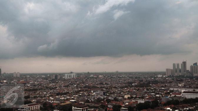 Awan Hitam terlihat menyelimuti langit Barat Jakarta, Kamis (11/2). (Liputan6.com/Johan Tallo)