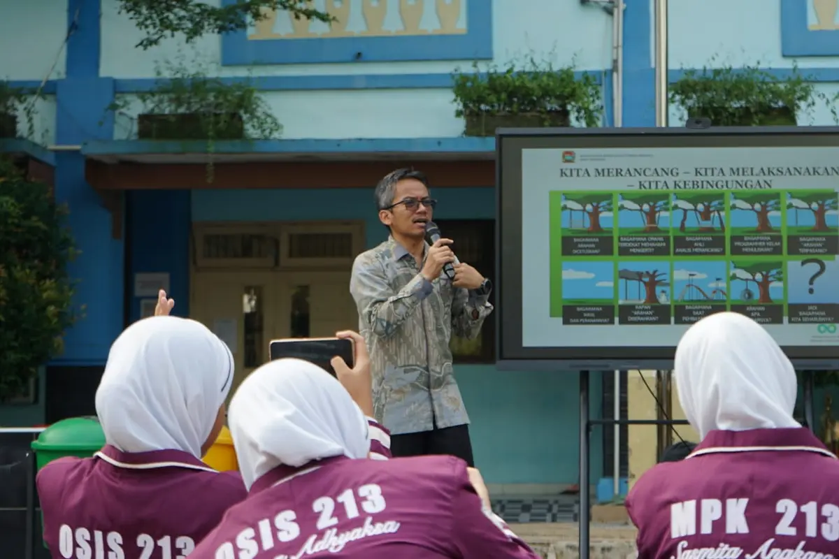Dr. Taufiq Supriadi saat menghadiri kegiatan pendidikan karakter dan kepedulian lingkungan di SMP Negeri 213 Jakarta Timur.