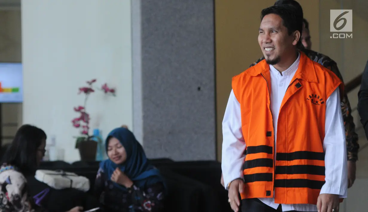 Bupati Bener Meriah nonaktif Ahmadi usai menjalani pemeriksaan lanjutan di gedung KPK, Jakarta, Jumat (31/8). Ahmadi diperiksa sebagai tersangka terkait suap proyek infrastruktur dari Dana Otonomi Khusus Aceh Anggaran 2018. (Merdeka.com/Dwi Narwoko)
