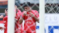 Pemain Persija Jakarta, Aji Kusuma melakukan selebrasi setelah mencetak gol ketiga Persija ke gawang PSM Makassar pada laga pekan ke-20 BRI Liga 1 2022/2023 di Stadion Patriot Candrabhaga, Bekasi, Rabu (25/1/2023). Persija menang dengan skor 4-2. (Bola.com/M Iqbal Ichsan)