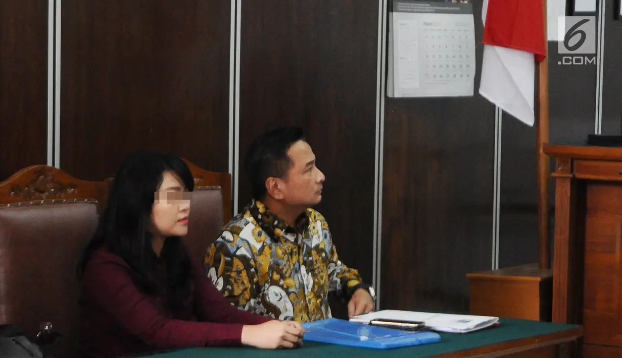Pegawai kontrak Dewan Pengawas BPJS Ketenagakerjaan yang menjadi korban dugaan pelecehan seksual, RA, menghadiri sidang gugatan perdata di PN Jakarta Selatan, Rabu (13/3). Nilai gugatan imateriel dalam kasus ini Rp1 triliun. (Liputan6.com/Herman Zakharia)