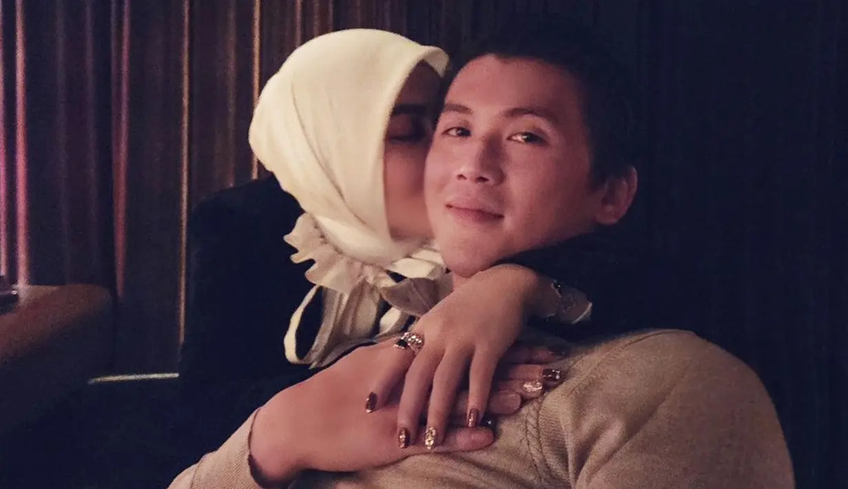 Tak hanya itu saja, Syahrini dan Reino Barack pun diketahui memilih menetap di Singapura. Hal ini terlihat dari unggahan di akun Instagram pelantun lagu Sesuatu ini. (Liputan6.com/IG/@princessyahrini)