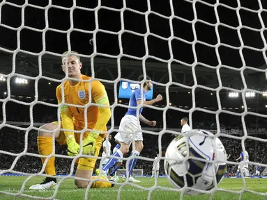 Duel panas terjadi di laga persahabatan antara Italia dengan Inggris di Juventus Stadium,Italia, Rabu (1/4/2015). Italia bermain imbang 1-1 atas Inggris. (REUTERS/Giorgio Perottino)