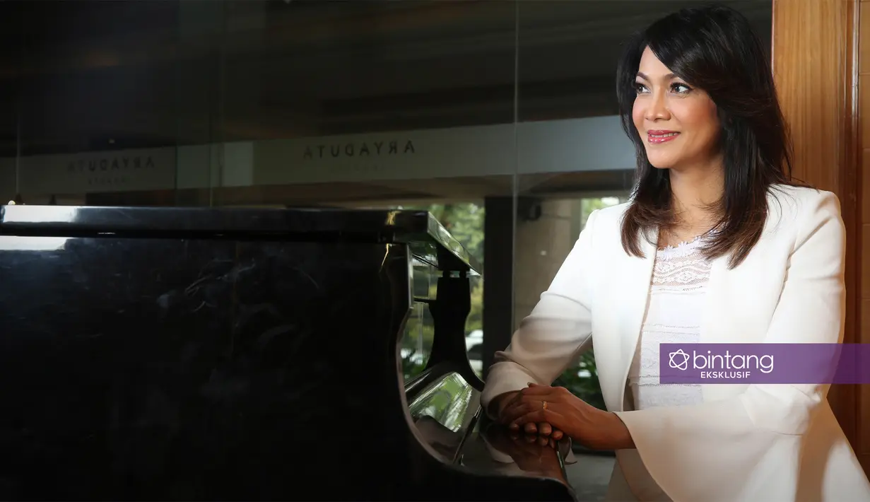 Sebelumnya, belum banyak yang kenal dengan Ira Koesno. Bisa dikatakan hanya kalangan tertentu saja yang mengenal perempuan yang dikenal saat membawa pembaca berita Liputan 6 di SCTV. (Bambang E. Ros/Bintang.com) 