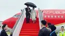 Presiden Jokowi dan Ibu Iriana tiba di Bandara Internasional Chengdu Tianfu pada Kamis (27/7/2023) pukul 14.40 waktu setempat. (Laily Rachev/Indonesian Presidential Palace via AP)