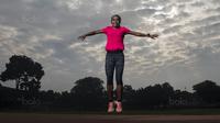 Pelari jarak jauh Indonesia, Triyaningsih, melakukan sesi foto usai latihan di Lapangan Ragunan, Jakarta, Selasa, (18/7/2017). Triyaningsih bersiap jelang SEA Games 2017 Malaysia. (Bola.com/Vitalis Yogi Trisna)
