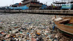 Penampakan sampah yang menutupi pinggir laut kawasan Pelabuhan Muara Baru, Jakarta Utara, Senin (29/7/2019). Indonesia memiliki populasi pesisir sebesar 187,2 juta yang setiap tahunnya menghasilkan 3,22 juta ton sampah plastik yang tak terkelola dengan baik. (Liputan6.com/Johan Tallo)