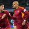 Matias Soule bersama Donyell Malen pada pertandingan AS Roma kontra Napoli di ajang Liga Italia 2025/2026. (CARLO HERMANN / AFP)