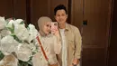 Pakai baju longgar yaitu memadukan blazer dengan rok, baby bump Dea Sahirah tidak terlihat. Momen foto kumpul keluarga ini diunggah Dea Sahirah di laman Instagramnya pada Januari 2025 lalu. Kini pasangan ini tinggal menghitung hari menuju momen kelahiran sang buah hati. Doa dan ucapan selamat pun terus mengalir dari berbagai pihak, termasuk sesama selebriti dan para fans. (Liputan6.com/IG/@deasahirah)