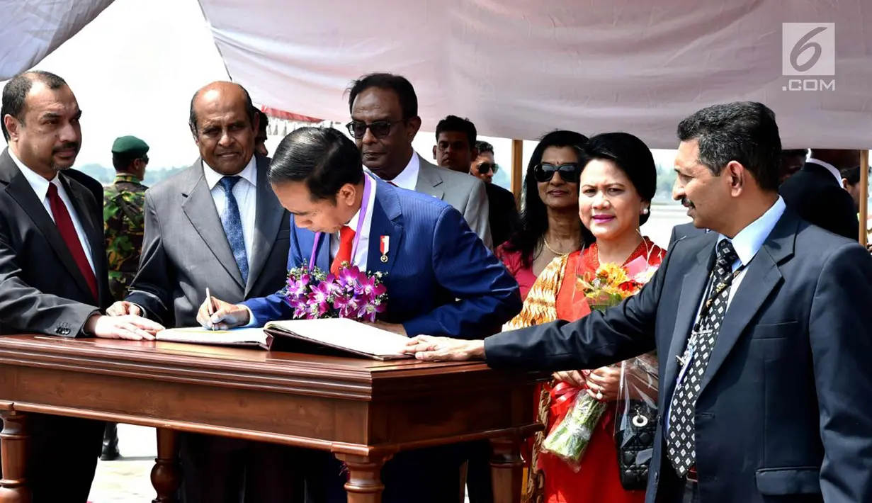 Presiden Joko Widodo menandatangani 'Golden Book' saat tiba di Bandara Internasional Colombo, Sri Lanka, (24/1). Jokowi akan bertemu Presiden Sri Lanka, Maithripala Sirisena membahas isu dan kerjasama kedua negara. (Liputan6.com/Pool/Biro Pers Setpres)