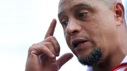 Legenda sepak bola Brasil, Roberto Carlos beraksi sebagai pelatih pada Fourfeo Mini Tournament yang diikuti pemain U-16 saat BRImo Future Garuda di Stadion Madya Senayan, Jakarta, Kamis (01/06/2023). (Bola.com/Bagaskara Lazuardi)