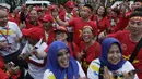 Suporter Timnas Indonesia U-22 dan Vietnam U-22 bernyanyi bersama jelang laga final SEA Games 2019 di Stadion Rizal Memorial, Manila, Selasa (10/12). Meski bersaing para suporter tetap akrab. (Bola.com/M Iqbal Ichsan)