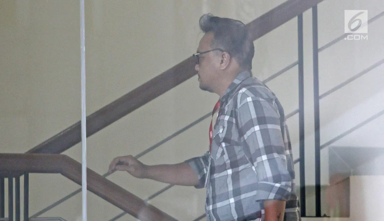 Tersangka mantan Direktur PT Murakabi Sejahtera, Irvanto Hendra Pambudi menaiki tangga di gedung KPK, Jakarta, Jumat (9/3). Irvanto menjalani pemeriksaan perdana pasca penetapannya sebagai tersangka kasus E-KTP. (Liputan6.com/Herman Zakharia)