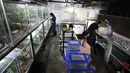 Para pekerja mengemas katak untuk diekspor ke AS di pusat penangkaran katak Tesoros de Colombia di Cundinamarca, Kolombia, Senin (20/5/2019). Ivan Lozano, pemilik penangkaran, ingin memulai program untuk mengisi kembali beberapa hutan dengan katak dibesarkan di lab-nya. (AP Photo/Fernando Vergara)