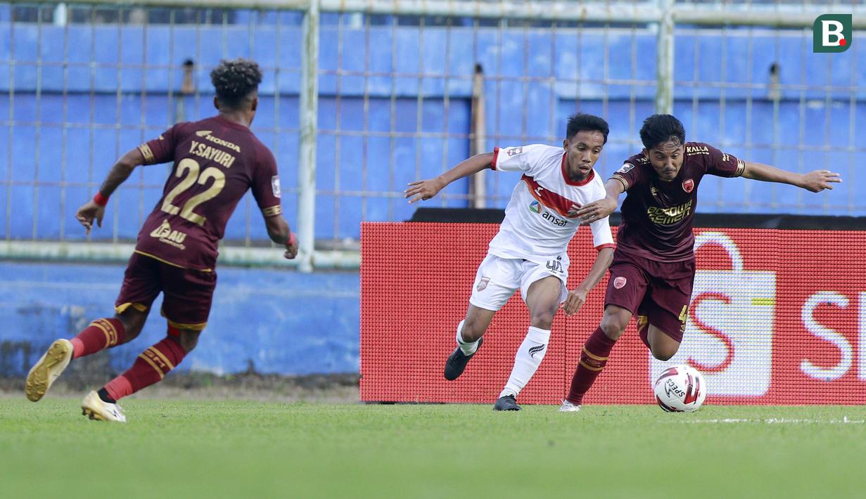 M. Arfan. Pemain PSM Makassar berusia 24 tahun ini awalnya berada di bawah bayang-bayang Marc Klok dan Rizki Pellu saat keduanya masih bersama PSM. Setelah kepergian Marc Klok dan Rizki Pellu barulah ia menjadi pemain sentral dan pilihan utama di posisi gelandang jangkar. (Bola.com/M Iqbal Ichsan)