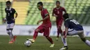 1. Nama Evan Dimas Darmono tentu sudah tidak asing bagi pencinta sepak bola di Tanah Air. Gelandang berusia 22 tahun ini memiliki skill diatas rata-rata dan sekaligus nyawa dari permainan Timnas Indonesia. (Bola.com/Vitalis Yogi Trisna)