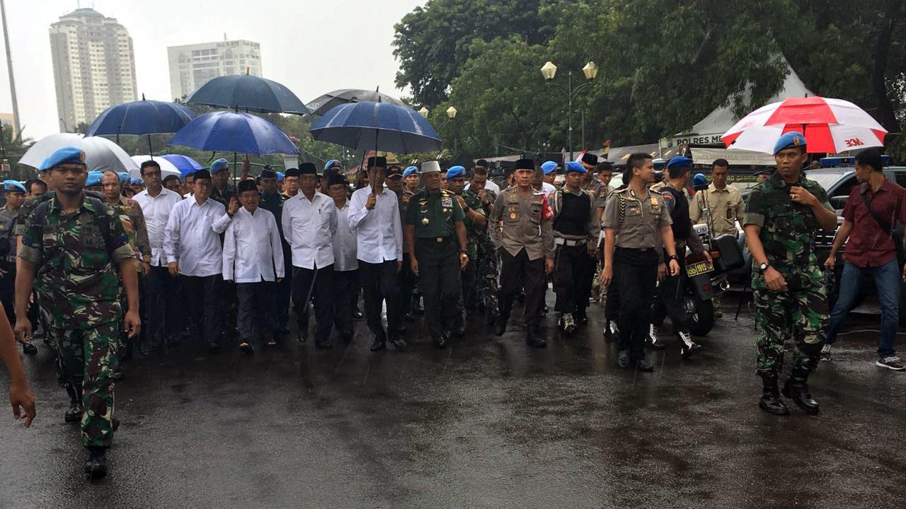 Jokowi-JK Jalan ke Monas Ikut Salat Jumat Bersama Massa Demo 212