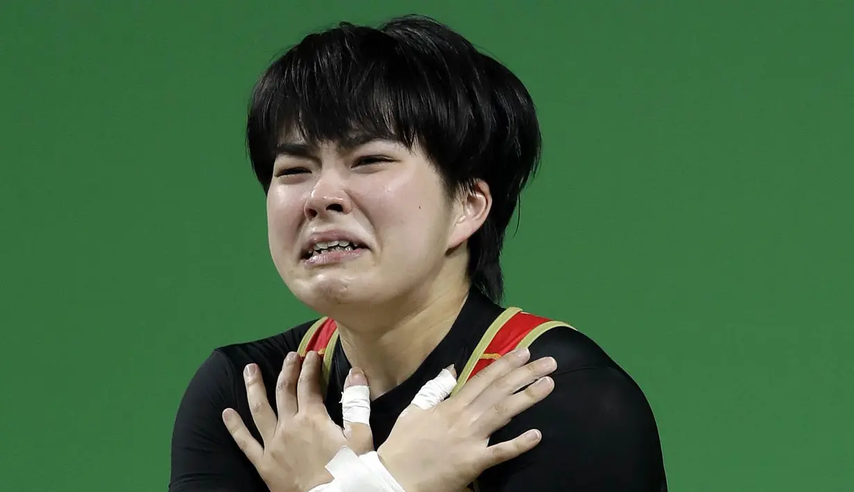 Lifter Jepang, Namika Matsumoto, menangis usai berhasil melakukan angkatan pada kelas 63 kg pada Olimpiade 2016 di Rio de Janeiro, Brasil, Selasa (9/8/2016). (AP/Mike Groll)