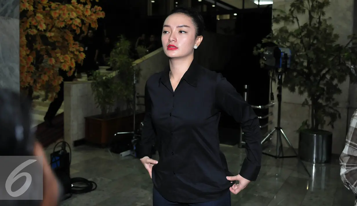 Pedangdut Zaskia Gotik menghadiri Talk Show Tv Parlemen di Lobi Nusantara IV Parlemen, Jakarta, Kamis (31/3). Koordinator Wartawan Parlemen kecam Pelecehan Lambang Negara yang dilakukan Zaskia Gotik di sebuah acara televisi. (Liputan6.com/Johan Tallo)