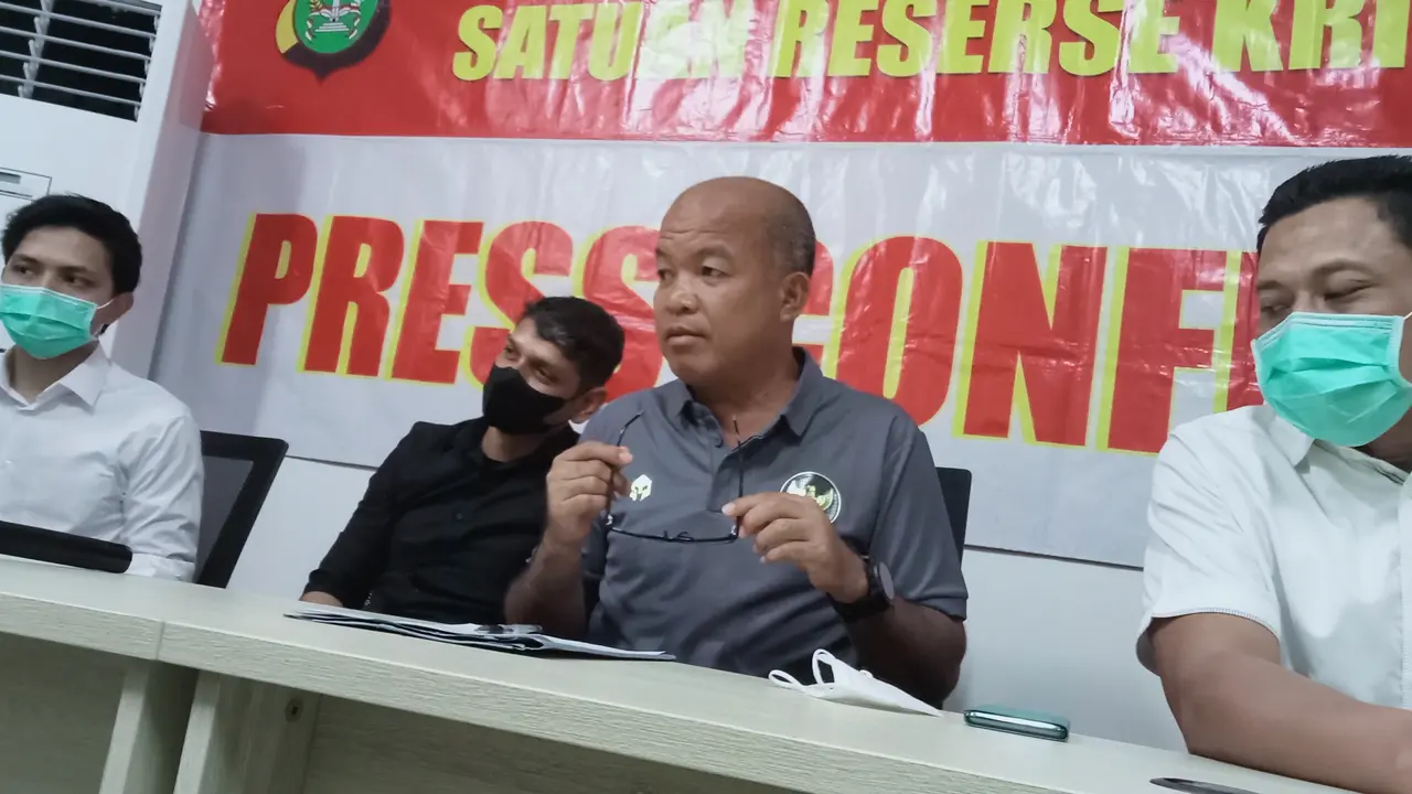 Polres Metro Bekasi Kota menggelar konferensi pers  kasus dugaan keracunan yang menimpa satu keluarga di Ciketing Udik, Bantargebang, Kota Bekasi