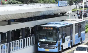 Bus Transjakarta berhenti di Halte Gelora Bung Karno (GBK), Jakarta, Kamis (18/8/2022). PT Transportasi Jakarta (TransJakarta) kembali mengoperasikan Halte Gelora Bung Karno (GBK) setelah rampung direvitalisasi. Halte GBK efektif melayani pelanggan bertepatan di HUT Ke-77 RI pada Rabu, 17 Agustus 2022 kemarin. (Liputan6.com/Herman Zakharia)
