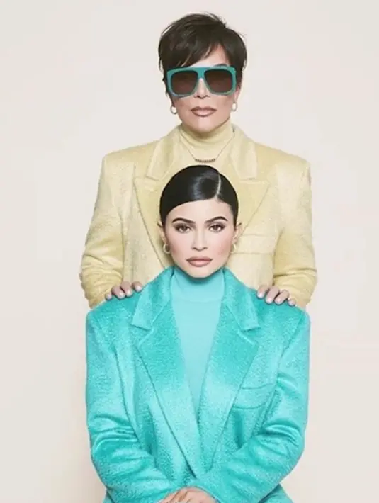 Meski mirip, Tasya Farasya tetap menonjolkan pesonanya sendiri selama sesi pemotretan. Begitu pula dengan sang bunda yang memang dikenal sebagai seorang sosialita fashionable. (dok.Harper\'s BAZAAR/rsp)