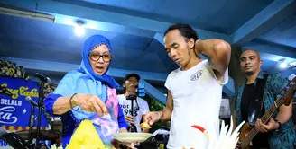 Vokalis grup musik Slank, Kaka baru saja merayakan ulang tahunnya pada Jumat (10/3). Pemilik nama Akhadi Wira Satriaji itu genap berusia 43 tahun. Sebuah panggung kecil digelar secara dadakan. (Adrian Putra/Bintang.com)