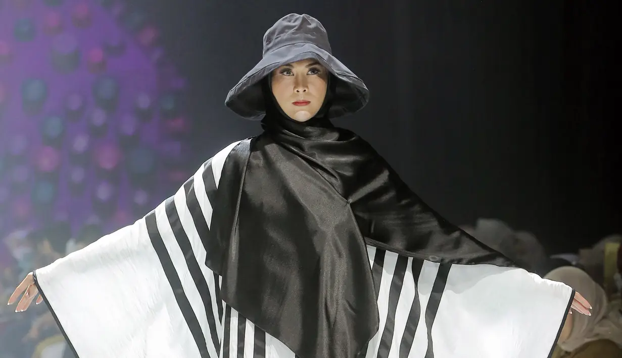 Gaya pakaian yang simple namun tetap memberikan kesan mewah terlihat dalam tiap koleksi busana. Karya terbaru dari Ranti Bubu ini didasari dari melihat tren fashion di Indonesia dari awal dan sepanjang tahun 2023. [Foto: Bambang E. Ros/Fimela.com]