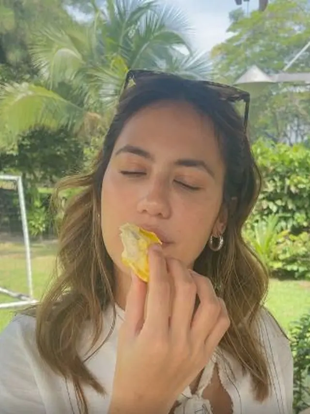 Pevita Pearce saat makan durian untuk pertama kali (Instagram/pevpearce)