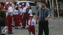 Orang tua saat mengantar anaknya ke sekolah di SD Pasar Baru 05, Jakarta, Senin (27/7/2015). Usai libur panjang Idul Fitri para siswa kembali beraktivitas mengikuti pelajaran di sekolah untuk tahun ajaran 2015-2016. (Liputan6.com/Faizal Fanani) 