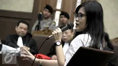Terdakwa Jessica Kumala Wongso memberi keterangan dalam sidang ke-26 kasus tewasnya Wayan Mirna Salihin dengan agenda pemeriksaan terdakwa di Pengadilan Tipikor, Jakarta, Rabu (28/9). (Liputan6.com/Helmi Afandi)