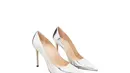Dengan desain yang ramping dan detail yang elegan, sepatu ini menjadi elemen utama dalam tampilan Jennie yang futuristik sekaligus sophisticated. [Dok/Stuart Weitzman].