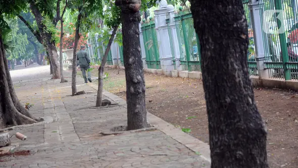 Petugas mengecek kondisi sekitar kejadian ledakan di kawasan Monumen Nasional, Jakarta, Selasa (3/12/2019).  Ledakan tersebut diduga berasal dari granat asap dan mengakibatkan dua orang anggota TNI terluka, korban langsung dievakuasi ke RSPAD Gatot Subroto Jakarta. (Liputan6.com/Helmi Fithriansyah)