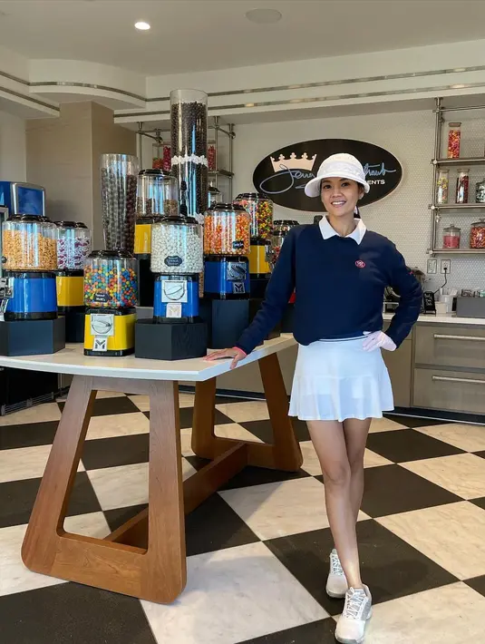 Hobi golf Farah Quinn membuatnya kerap memakai rok mini untuk gaya harian yang dipadukan dengan sweater dan kemeja yang menciptakan look preppy. [@farahquinnofficial]