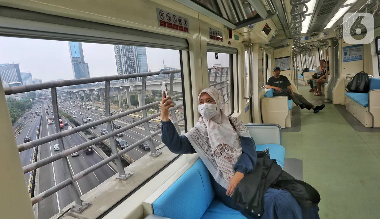 Masyarakat menikmati perjalanan saat mengikuti uji coba operasional terbatas LRT Jabodebek, Jakarta, Minggu (27/08/2023). (Liputan6.com/Angga Yuniar)