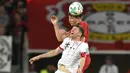 Penyerang Bayern Munchen, Thomas Mueller, duel udara dengan bek Bayer Leverkusen, Panagiotis Retsos, pada laga DFB Pokal di Stadion BayArena, Selasa (17/4/2018). Bayern Munchen menang 6-2 atas Bayer Leverkusen. (AP/Martin Meissner)