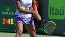 Unggulan delapan Venus Williams melakukan servis ke petenis Belanda, Kiki Bertens pada hari ketujuh Miami Terbuka di Crandon Park, Minggu (25/3).  Mantan petenis nomor satu dunia itu mengalahkan Kini Bertens dalam permainan tiga set. (AP/Lynne Sladky)