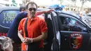 Gatot Brajamusti saat tiba Resmob Polda Metro Jaya, Jakarta, Senin (5/9). Polda Metro Jaya di kediaman Gatot Brajamusti di Pondok Pinang, Jakarta, kepolisian menemukan senjata api dan ratusan butir peluru. (Liputan6.com/Herman Zakharia)