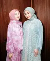 Beby Tsabina tampil dalam nuansa warna pink yang lembut dan feminin. Tunik bermotif floral dengan desain longgar yang dipadukan dengan rok maxi berpotongan flowy memberikan kesan anggun dan klasik. [@caitlinhalderman/@bebytsabina].