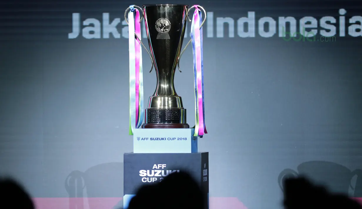 Trofi Piala AFF Suzuki Cup 2018  saat drawing tim di Hotel Mulia, Jakarta, Rabu (2/5/2018). Indonesia berada satu grup dengan Thailand, Singapura dan Filipina. (Bola.com/Nick Hanoatubun)