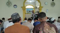 Para jemaah musholla di Palembang sedang khusyuk mendengarkan ceramah usai menggelar salat Idul Fitri 1441 Hijriah berjamaah (Liputan6.com / Nefri Inge)