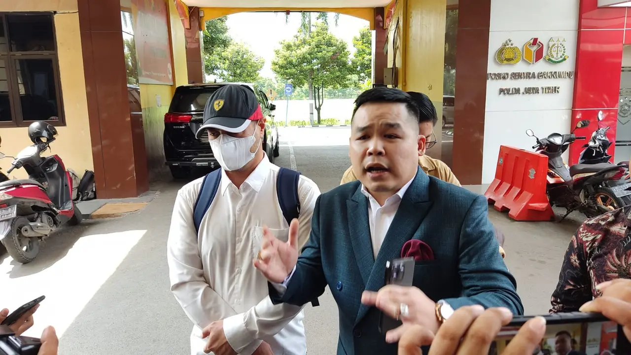 Ferry Irawan bersama pengacaranya, Jeffrey Simatupang di Mapolda Jatim, Surabaya. (Dian Kurniawan/Liputan6.com)