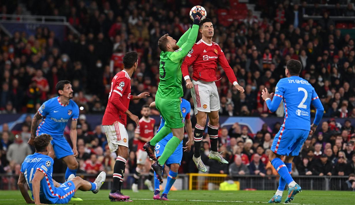 Cristiano Ronaldo yang sedang dalam kondisi terbaiknya berusaha menjebol gawang Atletico Madrid yang dijaga Jan Oblak. (AFP/Paul Ellis)