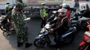Aparat Gabungan POLRI-TNI memeriksa kelengkapan Surat Tanda Registrasi Pekerja  (STRP) bagi pengendara bermotor pada pos  perpanjangan Pemberlakuan Pembatasan Kegiatan Masyarakat (PPKM) Jalan Raya Ir.H.Djuanda, depan Sandratex, Tangerang Selatan, Kamis (15/07/2021). (merdeka.com/Arie Basuki)