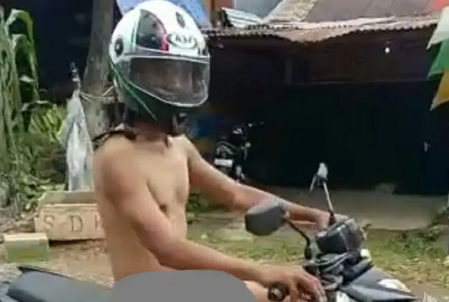 PNS yang beraksi bugil saat berkeliling kota dengan mengendarai sepeda motor dikenal berprestasi dan disiplin. (Liputan6.com/Eka Hakim)
