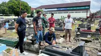 Sejumlah warga di sekitaran area makam Desa Baturetno, Kecamatan Banguntapan mengecek kondisi makam yang dirusak pelaku tak dikenal, Senin (19/5/2025). (Dok Polres Bantul)