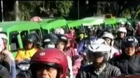 Lalu lintas di kota Bogor lumpuh akibat uji coba satu arah. Sementara itu, ruang kerja Ketua Komisi D DPRD DKI dipasang garis larangan.