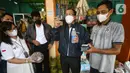 Direktur Utama Bank BTN Haru Koesmahargyo (kedua kanan) melakukan kunjungan kerja untuk memantau penyaluran Bantuan Sosial (Bansos) dan Bantuan Subsidi Upah (BSU) bagi masyarakat terdampak Covid-19 di wilayah Cikarang dan Karawang, Jawa Barat. (Liputan6.com/HO/BTN)